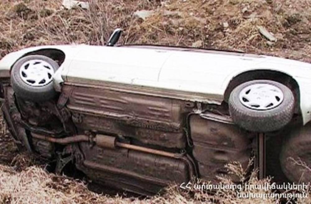 Մարտունի-Սևան ավտոճանապարhին ավտոմեքենան հարվածել է ճանապարհն անցնող կովին և կողաշրջվել