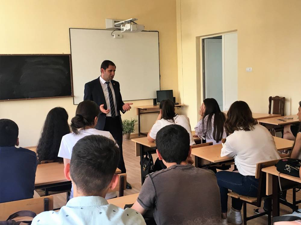 Սուրեն Պապիկյանը հանդիպել է իր նախկին աշակերտներին. դասախոսություն՝ թիվ 54 դպրոցում