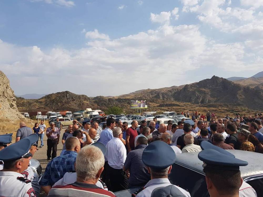 Ոստիկանությունը 15 րոպե ժամանակ է տվել ցուցարարներին․ լարված իրավիճակ