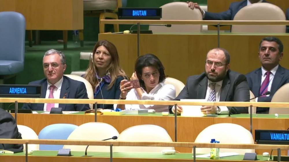 Աննա Հակոբյանը մազերն է ուղղում ՄԱԿ–ում Փաշինյանի ելույթի ժամանակ