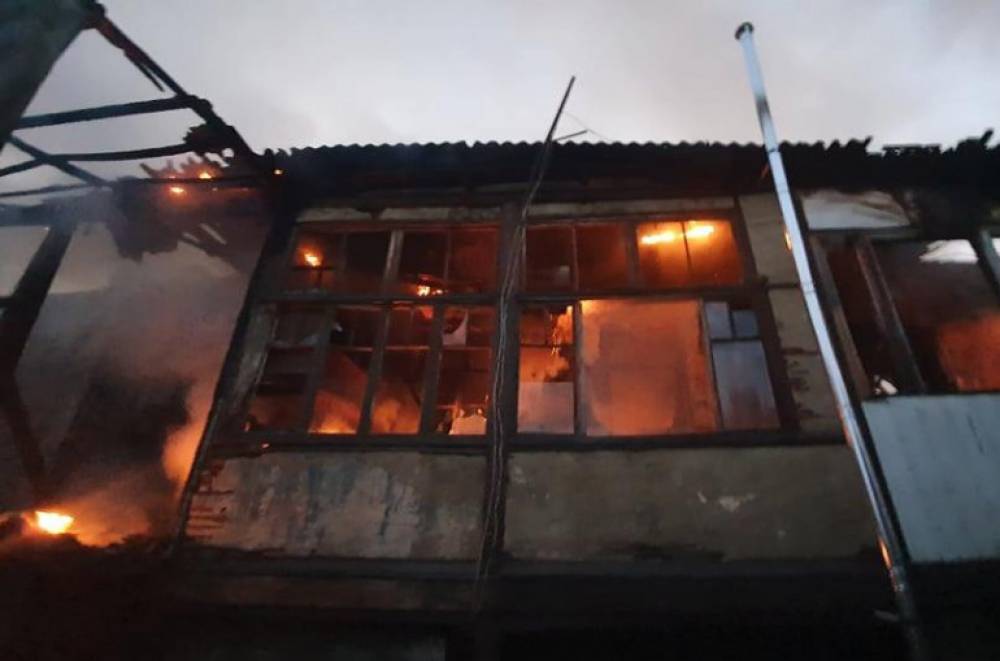 Պտղունք գյուղում այրվում է երկհարկանի շինություն․ ԱԻ նախարարը դեպքի վայրում է