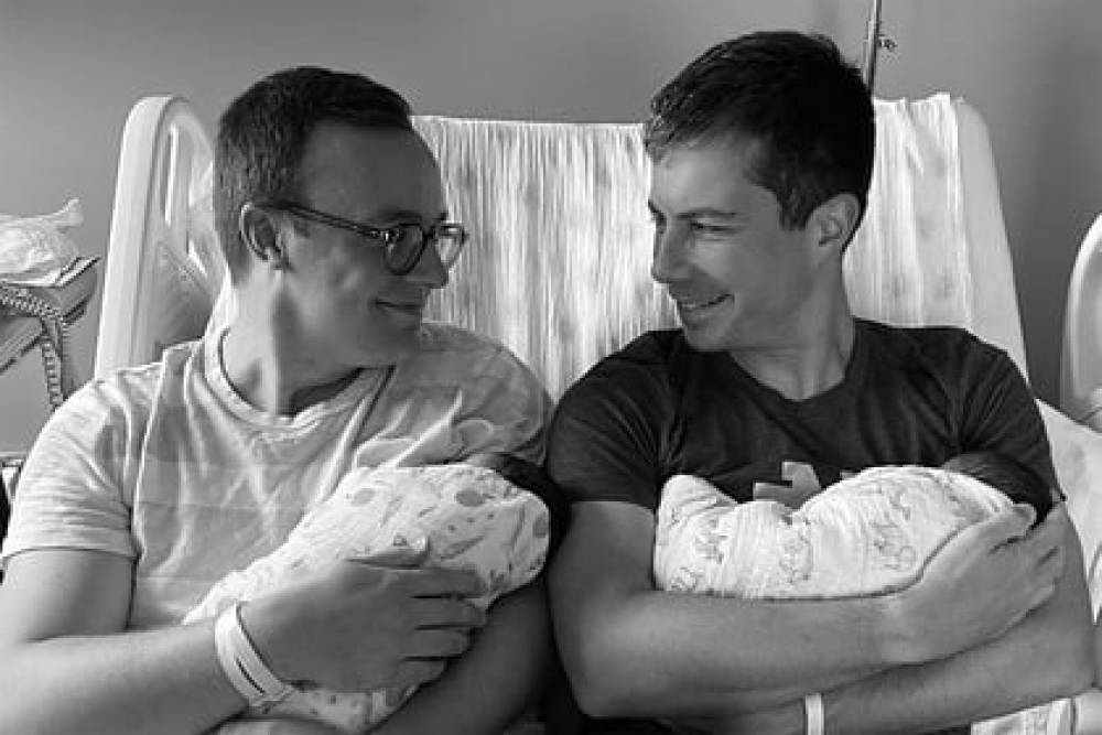 ԱՄՆ տրանսպորտի նախարարը, լինելով առաջին բաց գեյը,  2 երեխա է ունեցել իր ամուսնու հետ