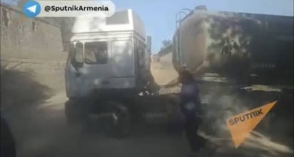Ինչպես են իրանական բեռանատարները դժվարությամբ փորձում շրջանցել Գորիս-Կապան մայրուղին (տեսանյութ)