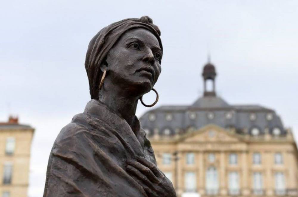 Ֆրանսիայում սպիտակ ներկ են լցրել սևամորթ ստրկուհու հայտնի արձանի վրա (լուսանկար)