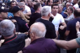 Հրմշտոց ոստիկանների ու ցուցարարների միջև. լարված իրավիճակ