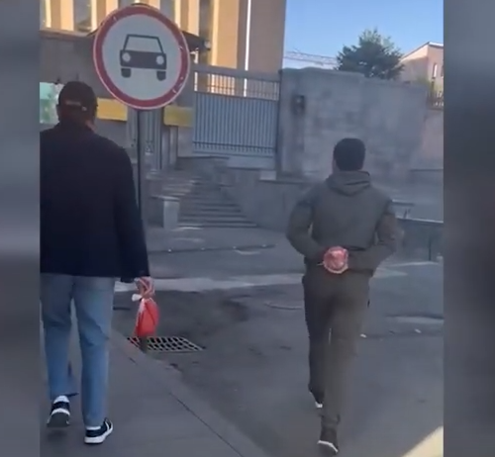 Երկու երիտասարդներ ՌԴ դեսպանության վրա կարմիր ներկ լցրեցին
