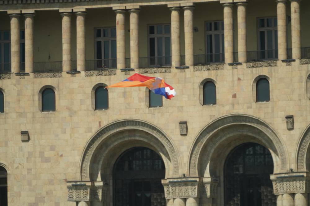 Ով էր կառավարության շենքի վրա Արցախի դրոշը ծածանել. «Փաստ»