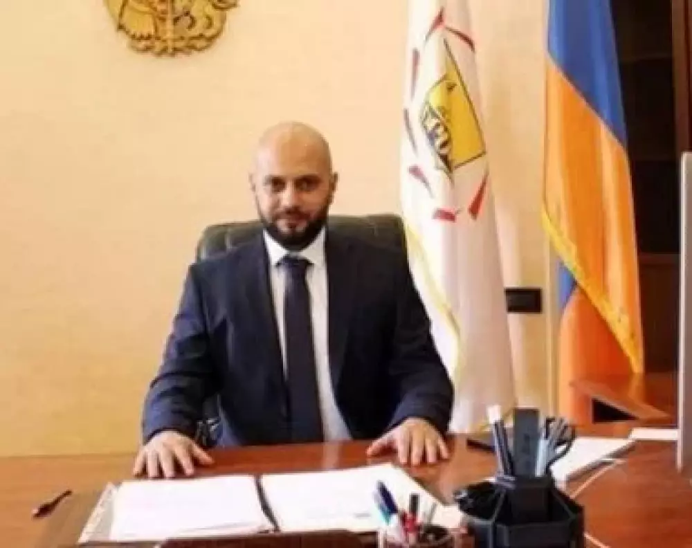 Կենտրոն հանայնքի ղեկավարն անթաքույց «կաշառք» է առաջարկում երեւանցիներին. «Ժողովուրդ»