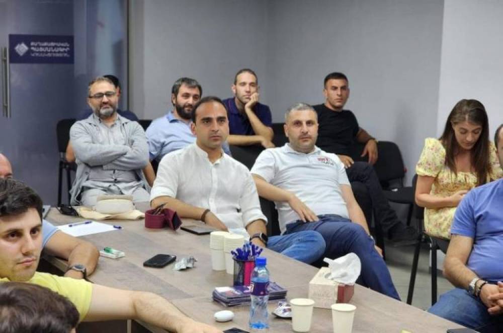 Փաշինյանն ու կինը կեսգիշերին գնացել են ՔՊ-ի շտաբ. «Հրապարակ»
