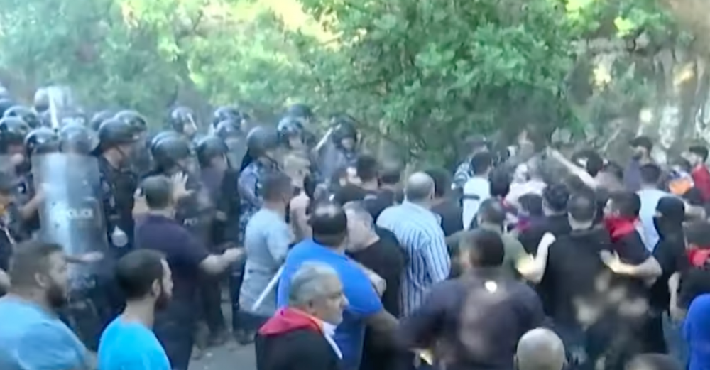 Բախում, ծեծկռտուք, արցունքաբեր գազ՝ Ադրբեջանի դեսպանատան մոտ լիբանանահայերի բողոքի ակցիայի ժամանակ (տեսանյութ)