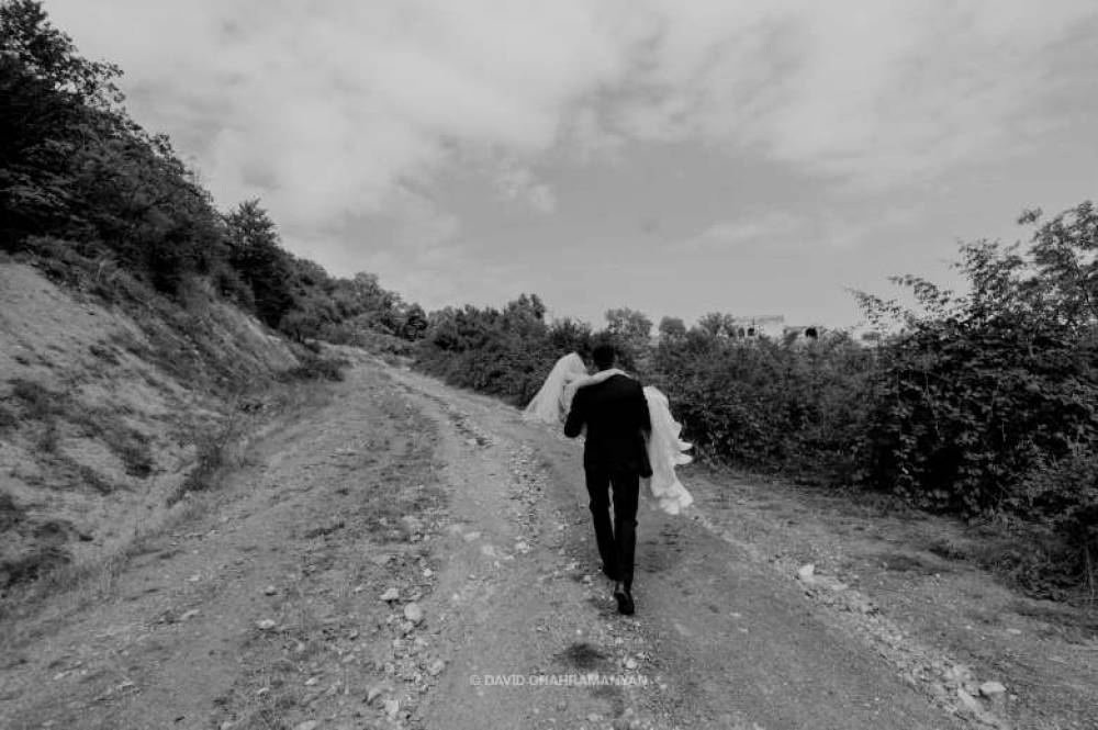 Պաշարված Արցախում հարսանիք է. փեսան ձեռքերի վրա հարսին բարձրացրել է դեպի Ս. Հակոբավանք (ֆոտո)