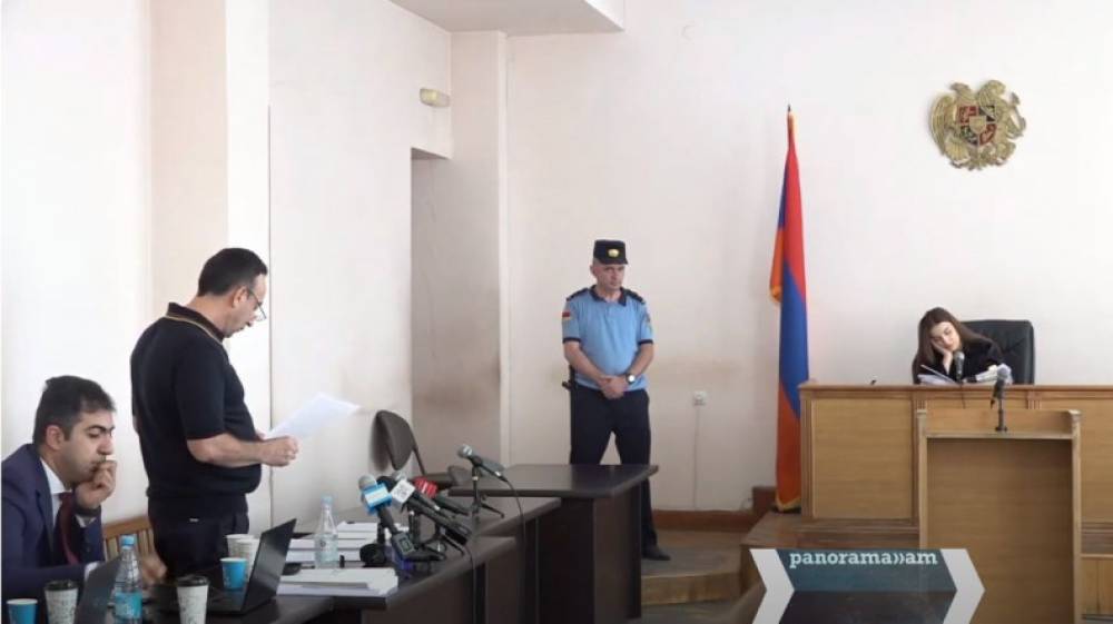 Հրայր Թովմասյանի պաշտպանական ճառի ժամանակ դատավորը պարբերաբար նիրհում է