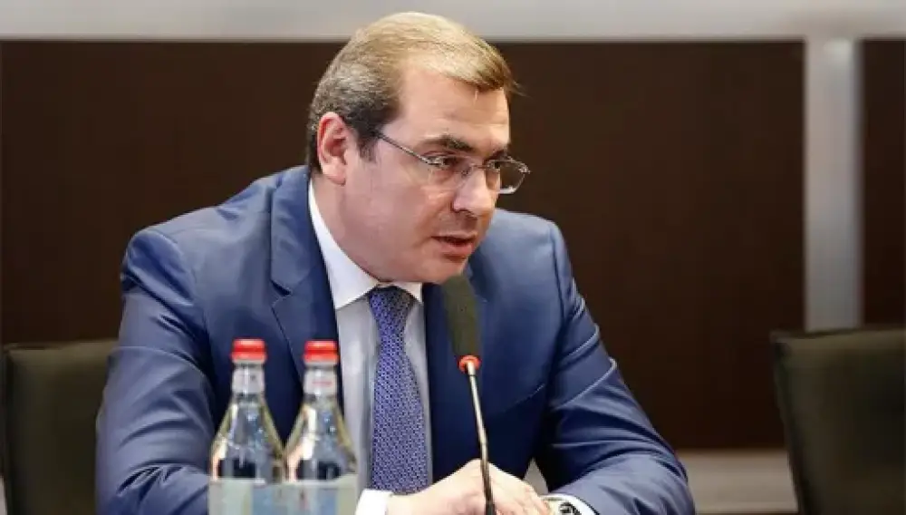 Խամաճիկային պետության ղեկավարը խաղում է տիկնիկի դեր՝ ներկայացնելով իր օտարերկրյա դաստիարակների շահը