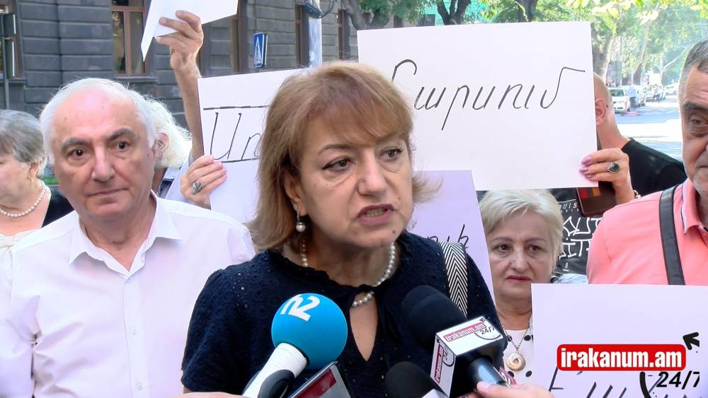 Փաշինյանը պիտի հեռանա, էլ տարբերակ չկա․ ակցիա կառավարության դիմաց