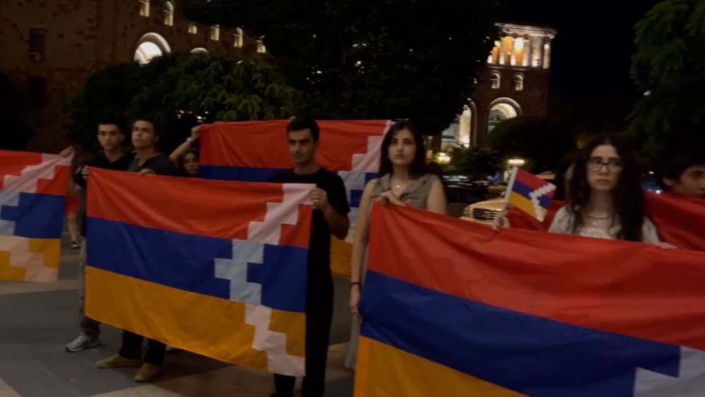 Լռության րոպե հանուն Արցախի. երիտասարդները ակցիա են իրականացրել Կառավարության շենքի առջև
