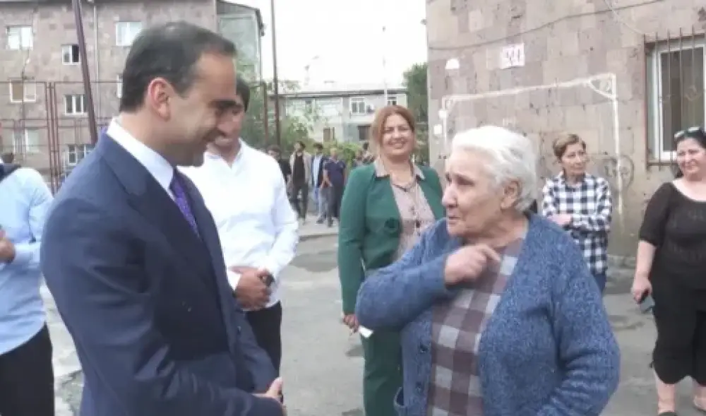 Բակից գո՞հ եք, հարևաններով նստո՞ւմ եք իրար հետ․ Ավինյանը շրջում է Երևանով