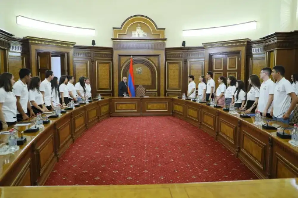 Փաշինյանն ընդունել է Ազգային ժողովի «Ամառային դպրոց» ծրագրի մասնակիցներին