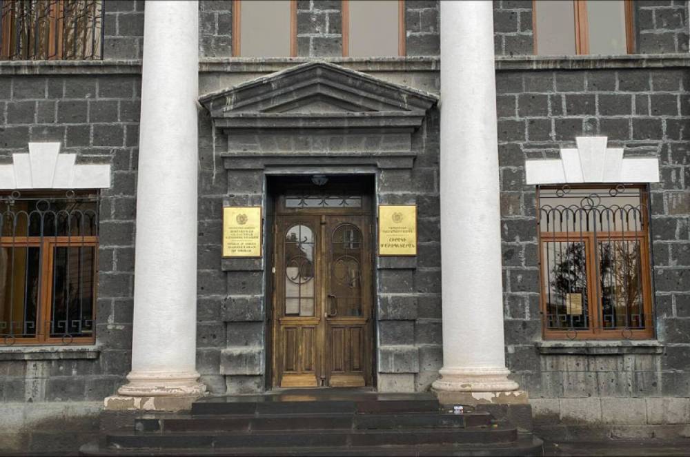 Ձերբակալվել են Շիրակի մարզպետարանի պաշտոնատար անձը, դպրոցի տնօրենն ու տեղակալը