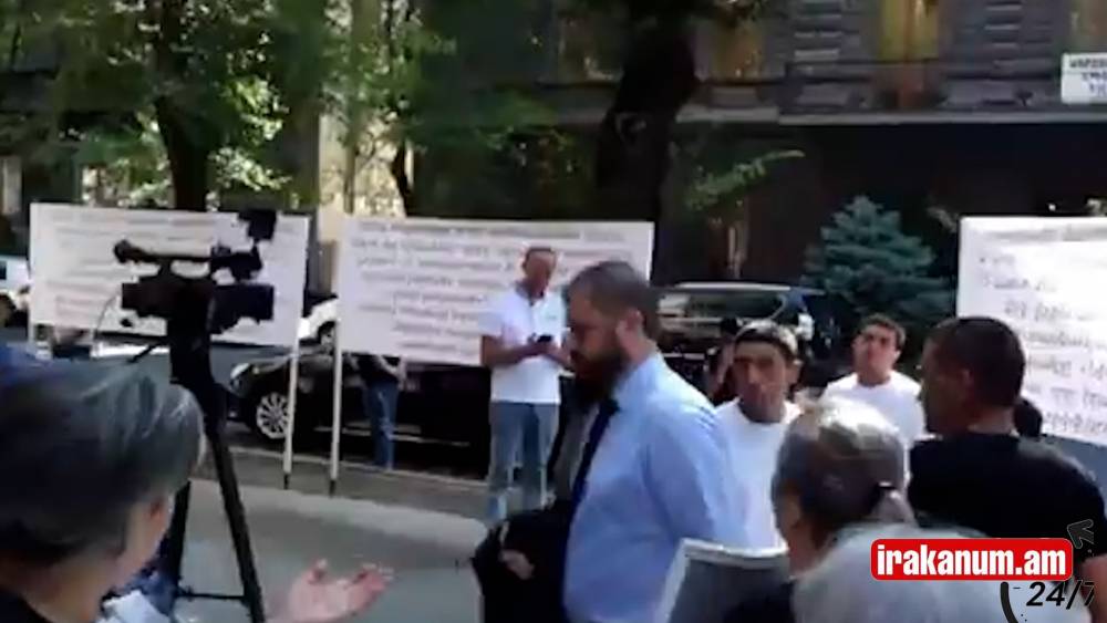 «Մի հատ բարև տուր, ա’յ զոմբի, տո դուք նախկիններից բեթար եք». սևազգեստ մայրերը՝ Պապոյանին