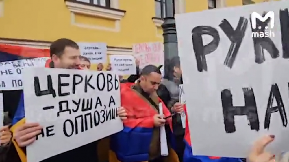 Փաշինյանի՝ Մոսկվա այցին զուգահեռ, Հայաստանի դեսպանատան մոտ բողոքի ակցիա է անցկացվել (տեսանյութ)