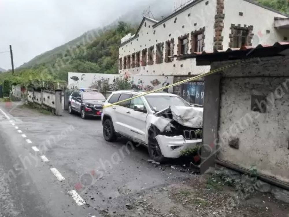 Կապանում 40-ամյա վարորդը «Jeep Grand Cherokee»-ով բախվել է շինության պատին․ վիրավոր կա