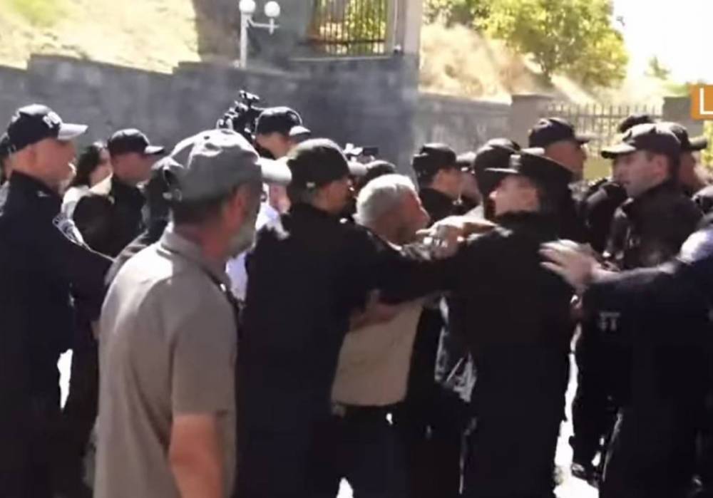 ՊՆ-ում լարված իրավիճակ է. անհետ կորածների հարազատների ու ռազմական ոստիկանության աշխատողների միջև քաշքշուկ սկսեց