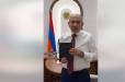 Նիկոլ Փաշինյանը բանտի իր Աստվածաշունչը նվիրում է Վաշինգտոնի Աստվածաշնչի թանգարանին (տեսանյութ)