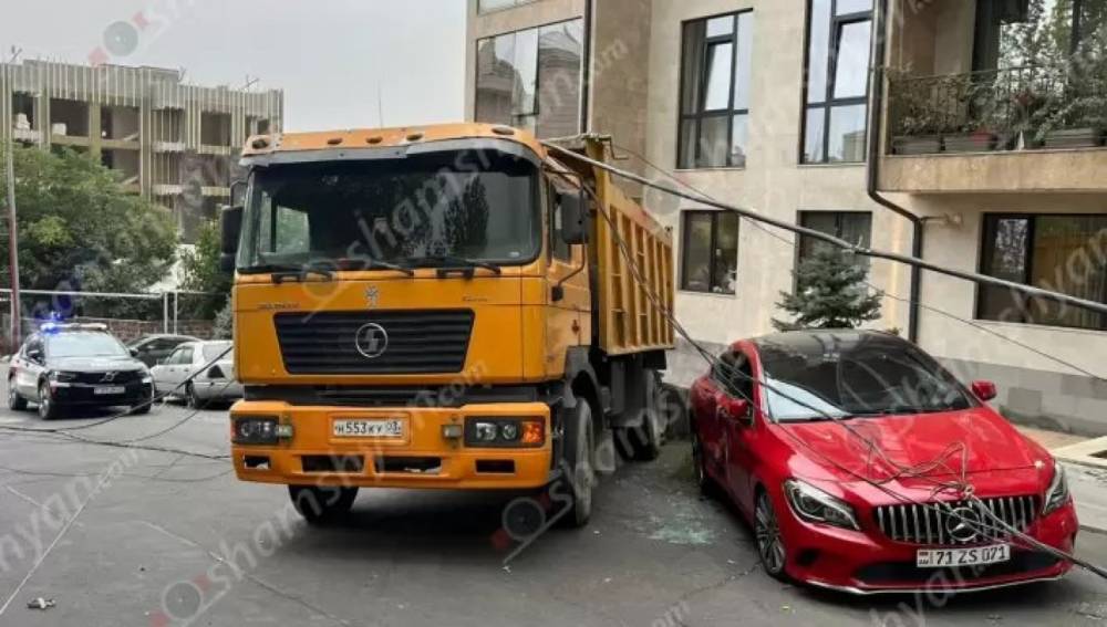 Երևանում հողով բարձված բեռնատարը բախվել է բետոնե էլեկտրասյանը, ապա «Mercedesi»-ին և «Volkswagen»-ին