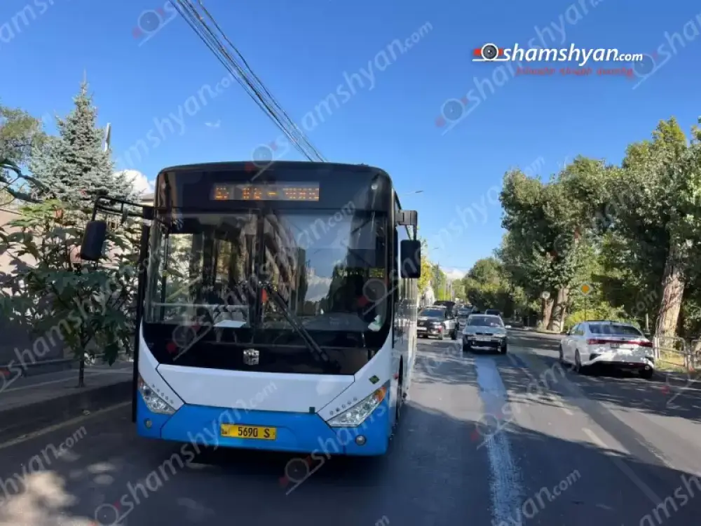 Երևանում բախվել են թիվ 25 երթուղին սպասարկող «ZhongTong» ավտոբուսն ու անչափահաս տղայի վարած ինքնագլորը. վերջինը կողաշրջվել է. երեխան տեղափոխվել է հիվանդանոց