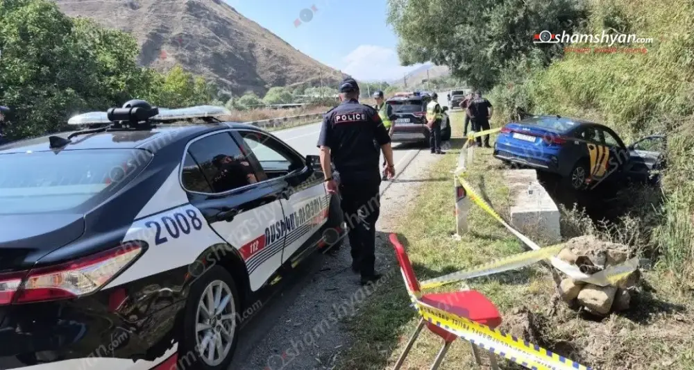 Վանաձոր-Սպիտակ ավտոճանապարհին «Kia Forte»-ն բшխվել է բետոնե արգելապատնեշներին և մասամբ հայտնվել ձորակում․ վարորդն ընթացքի ժամանակ հանկարծամшհ է եղել
