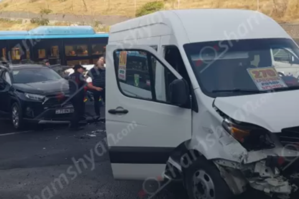 Միկրոավտոբուսի մասնակցությամբ ավտովթար՝ Երևանում․ կան վիրավորներ