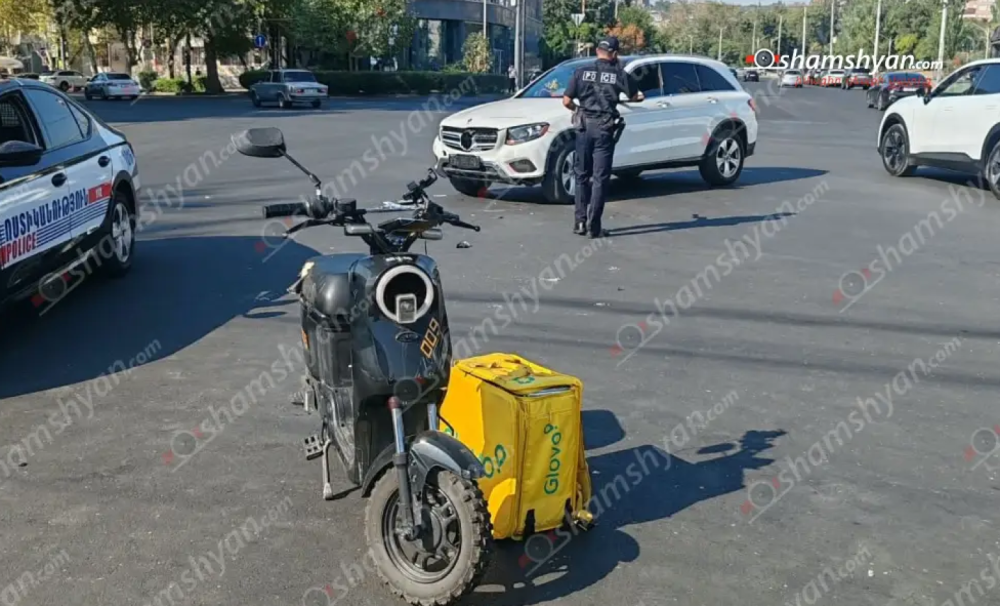 Շախմատի տան դիմաց բախվել են «Mercedes»-ն ու մոպեդը․ վերջինս կողաշրջվել է, մոպեդավարը տեղափոխվել է հիվանդանոց