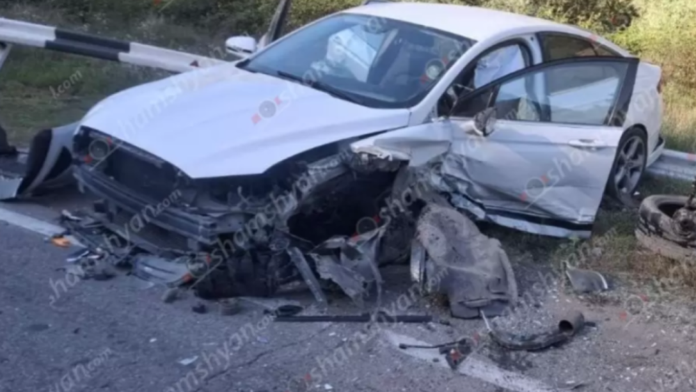 Խոշոր ավտովթարի ժամանակ բախվել են «BMW»-ն և «Ford Fusion»-ը, վերջինը կոտրել է երկաթե արգելապատնեշը․ կան վիրավորներ