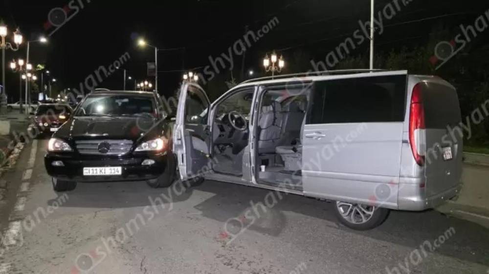 Ապարանում «Mercedes Viano»-ն դուրս է եկել հանդիպակաց և բախվել «Mercedes ML»-ին