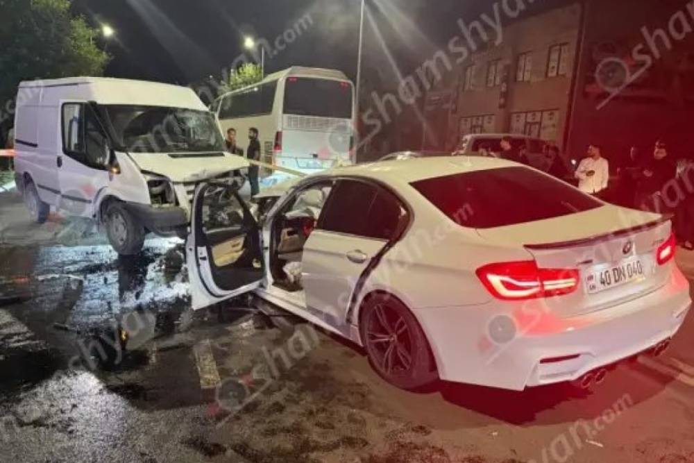 Գյումրիում ճակատ ճակատի բախվել են «BMW»-ն և «Ford Transit»-ը․ կա 4 վիրավոր