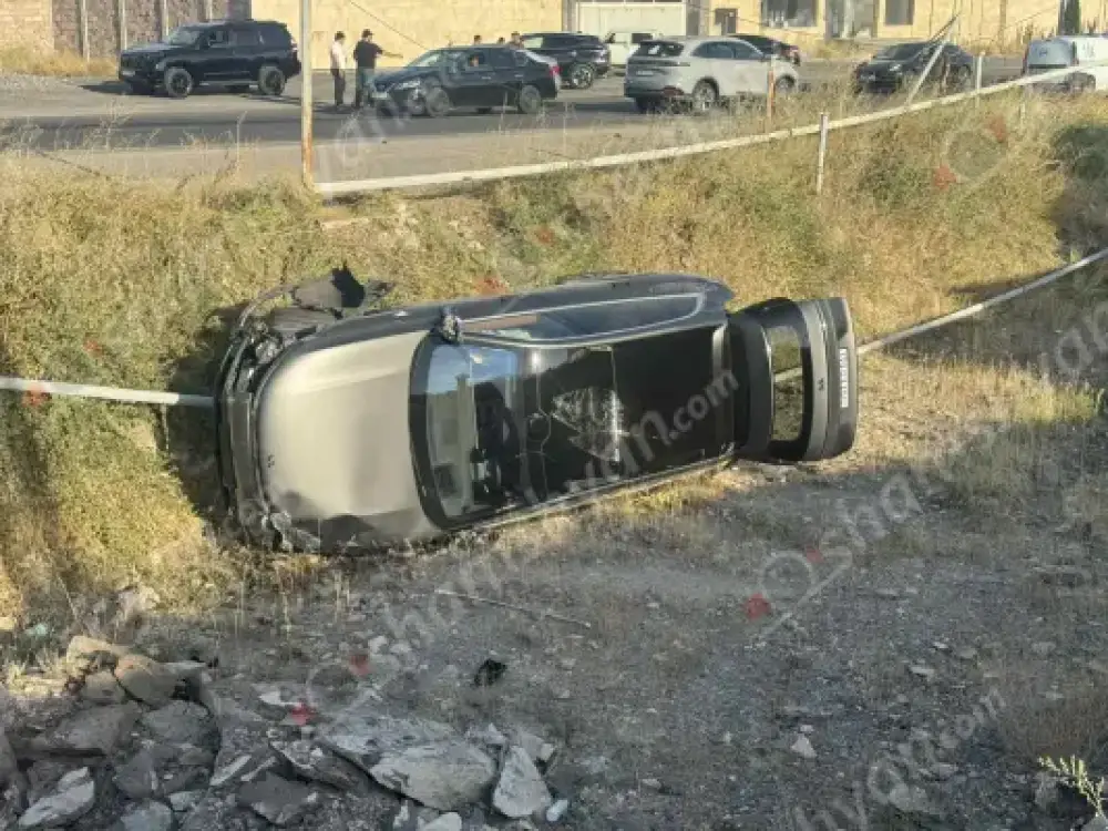 Երևան-Եղվարդ ճանապարհին բախվել են «Renault»-ը և «Lixiang»-ը․ վերջինը բախվել է գազատար խողովակներին