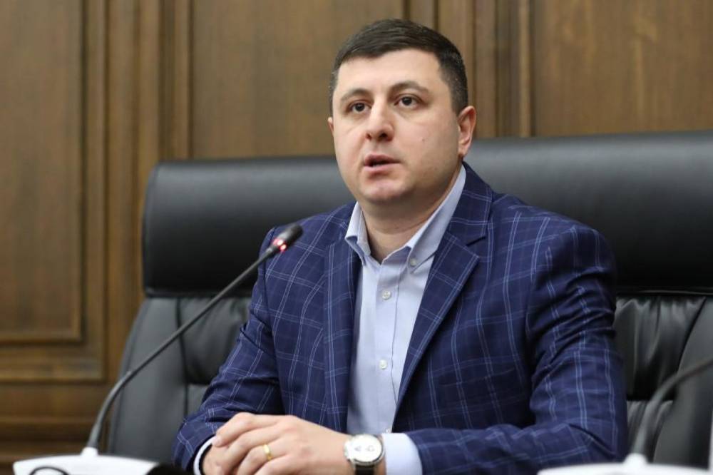 «Ո՞ր հայրենիքի». Տիգրան Աբրահամյանը՝ Արմեն Գրիգորյանին մեդալով պարգևատրելու մասին