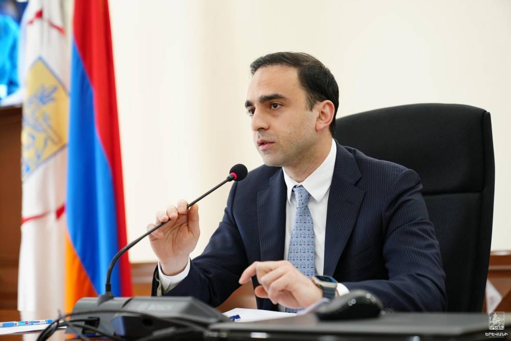 Վիճաբանություն սկսվեց քաղաքապետարանում․ Ավինյանը մատ թափ տվեց